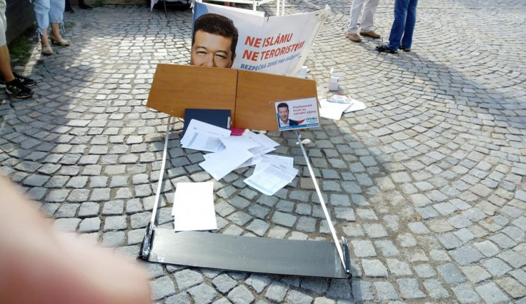 ANKETA: Zastupitel Tomanec v sobotu poničil petiční stánek SPD. Máte pro jeho chování pochopení?