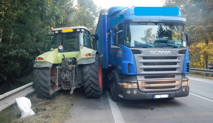 Nehoda kamionu a traktoru u Otína na Jindřichohradecku si vyžádala jedno zranění