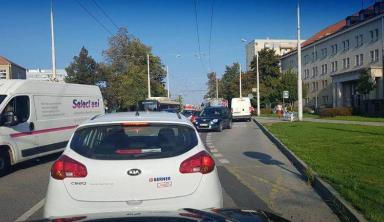 Šedesátiletého chodce ráno v Jihlavě srazil trolejbus. Zranil se a skončil v nemocnici