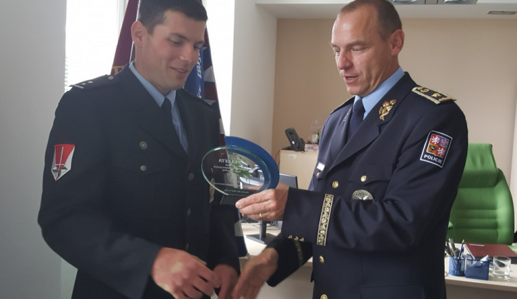 Zachránil život ženě, která prodělala akutní infarkt. Dnes byl oceněn kolegy policisty