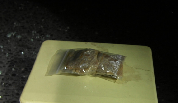 Tři mladí dealeři dovezli na Jihlavsko skoro kilo pervitinu. Skončili v policejních poutech