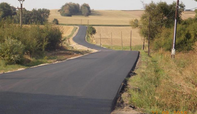 Nově zrekonstruovaná silnice II/406 z Telče do Dačic je už v provozu