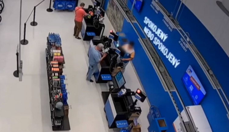 Podvodník obral pokladního v jihlavském Decathlonu o pět tisíc korun