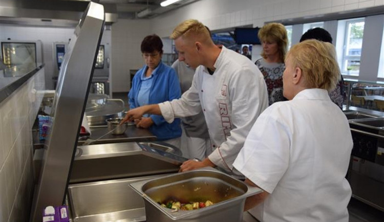 Obědy v lepším prostředí. Střední škola průmyslová, technická a automobilní má novou jídelnu