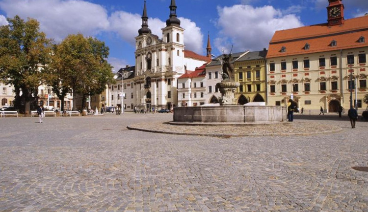 PŘEDVOLEBNÍ KORIDA: Strany odpovídají, jaké mají cíle a programové priority