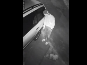 VIDEO: Neznámý vandal se vloupal do zaparkovaného auta. Není vám tento muž povědomý?