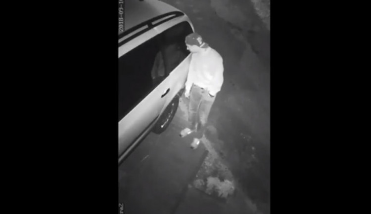 Neznámý vandal se vloupal do zaparkovaného auta. Není vám muž ve videu povědomý?