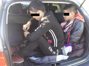 Bylo zadrženo deset běženců i s převaděči, dva jeli v kufru. Zapojila se i policie na Vysočině