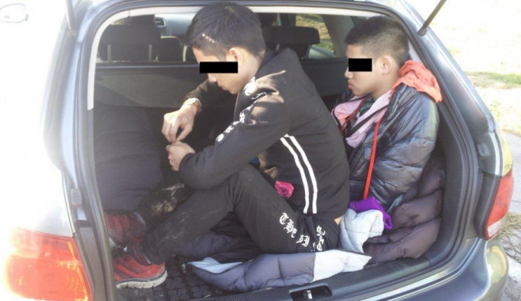 Bylo zadrženo deset běženců i s převaděči, dva jeli v kufru. Zapojila se i policie na Vysočině