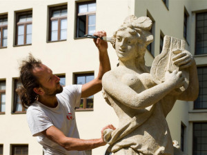 FOTO: Město zrestaurovalo sochy na dvoře radnice. Oprava minula pouze jednu z nich