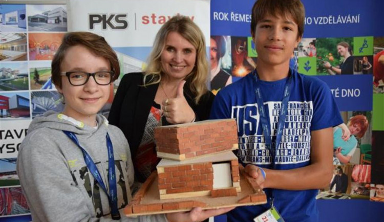 Vítězové druhého ročníku Cihla k cihle s radní Janou Fialovou