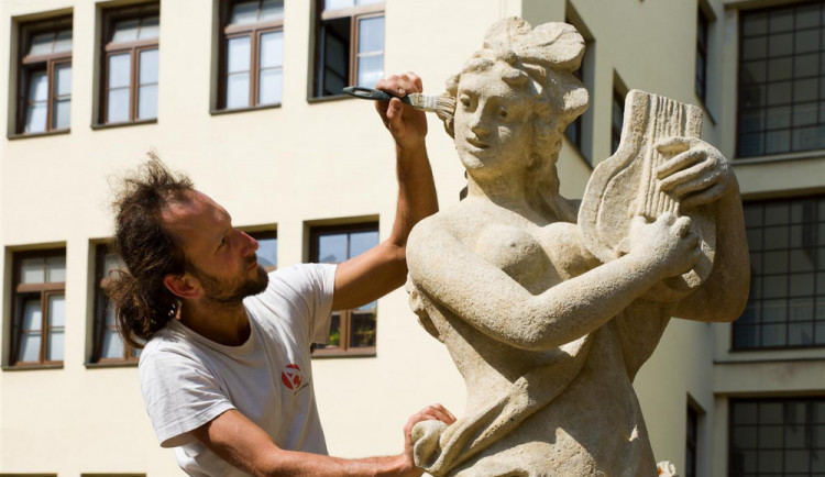 Město zrestaurovalo sochy na dvoře radnice. Oprava minula pouze jednu z nich