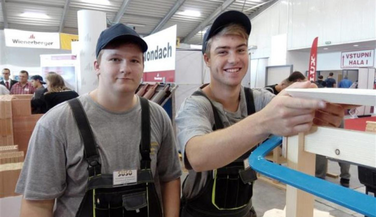 FOTO: Truhláři z Jihlavy přivezli z Prahy bronz