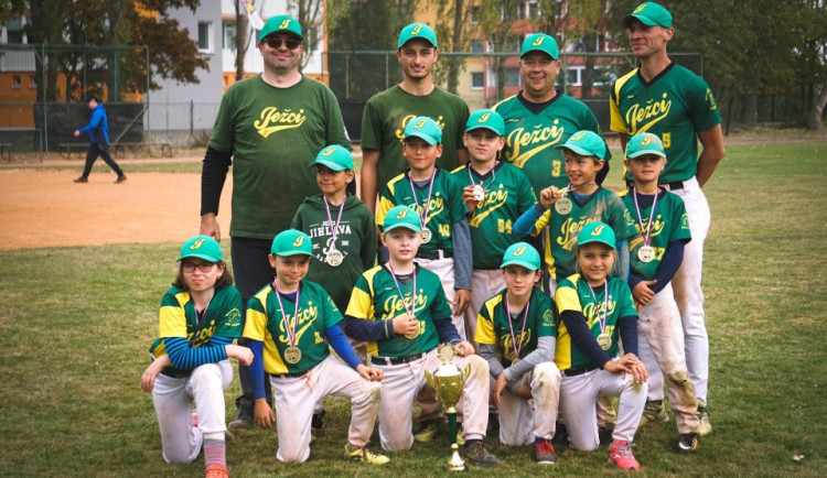 Mladí baseballisté z Jihlavy excelovali. Ze závěrečného turnaje si přivážejí vítězný pohár 