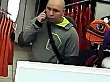 Zloděj ukradl bundy za sedmatřicet tisíc korun. Policie hledá svědky