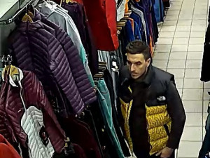 Zloděj ukradl bundy za sedmatřicet tisíc korun. Policie hledá svědky