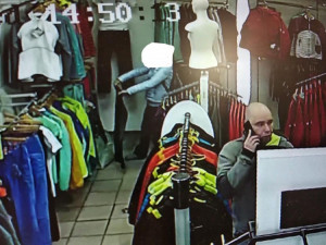 Zloděj ukradl bundy za sedmatřicet tisíc korun. Policie hledá svědky