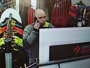 Zloděj ukradl bundy za sedmatřicet tisíc korun. Policie hledá svědky