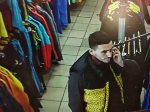 Zloděj ukradl bundy za sedmatřicet tisíc korun. Policie hledá svědky