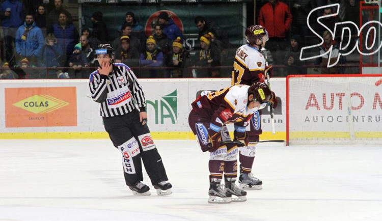 Dukla padla na domácím ledě, po slepených gólech vyhrál Vsetín 2:1