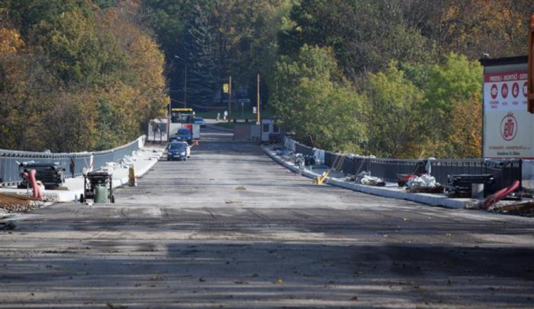 Rekonstrukce Brněnského mostu spěje do finále. Stavařům přeje počasí, termíny se stíhají 