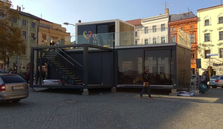 Od včerejška je v horní části Masarykova náměstí k vidění už i oblíbený Maják - festivalové centrum pro návštěvníky festivalu.