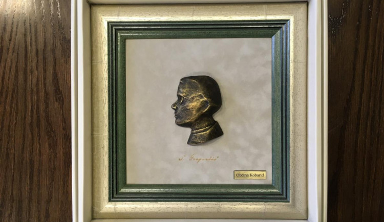 Jihlava dostala od zpěváků ze Slovinska plaketu. Připomíná významného básníka