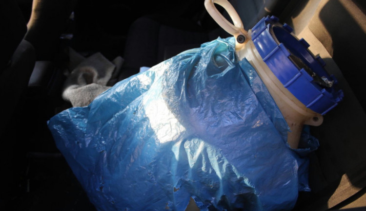 Dva mladíci opakovaně kradli naftu ze zemědělských strojů, hrozí jim dva roky ve vězení