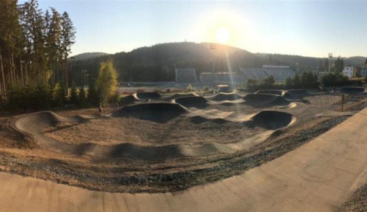 Výzva pro začátečníky i zkušené jezdce: Vysočina Arena má novou pumptrackovou dráhu