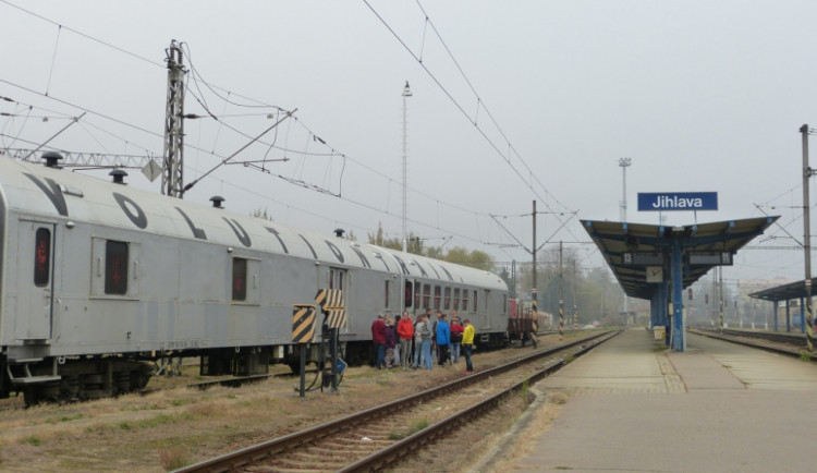 Policejní cela, výslech a originální vařič pervitinu. V Jihlavě zastavil protidrogový vlak