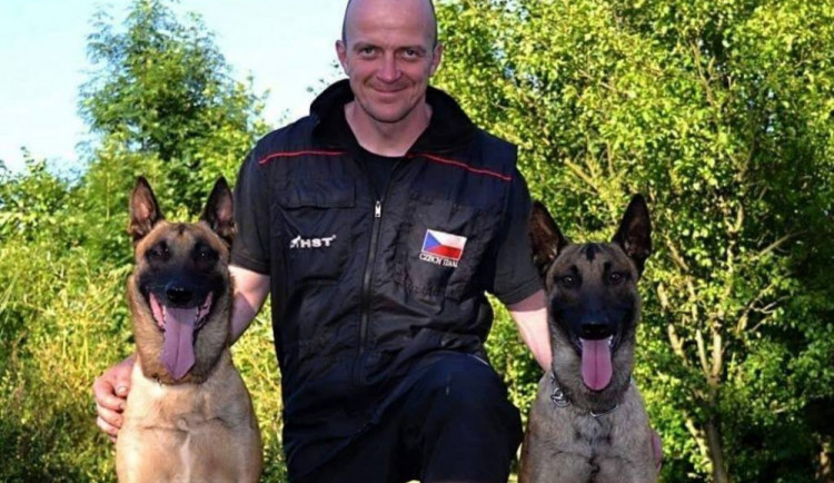 Padlý voják Tomáš Procházka se svými psy