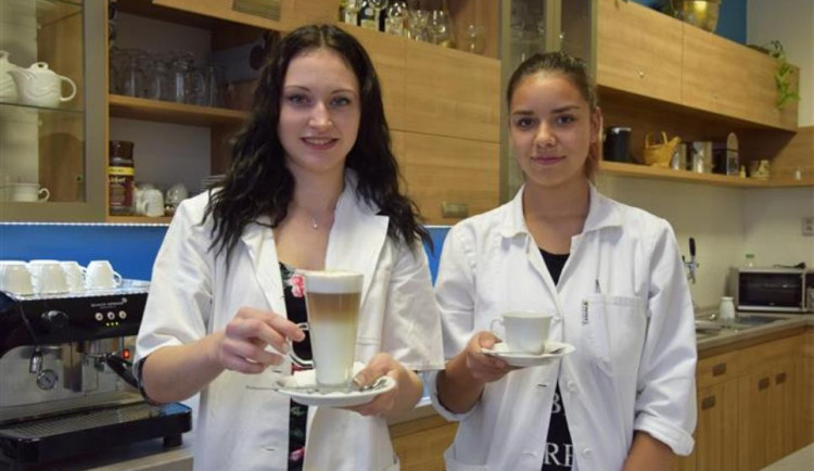 Jihlavská škola hostí studenty z Francie: Snídáte a večeříte moc brzy, diví se českým zvykům 