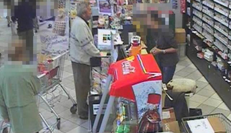 Senior přišel v obchodě o peněženku. Není vám muž na fotce povědomý? 