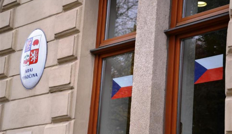 Kraj se připojil k vytvoření nového rekordu. Úřad zdobí šestnáct českých vlajek