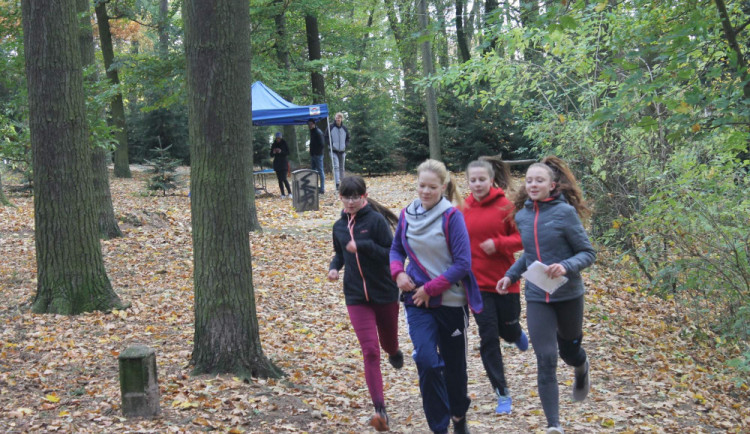 FOTO: Žáci jihlavských škol si na Heulose vyzkoušeli branný běh. Na jaře již s účastí veřejnosti