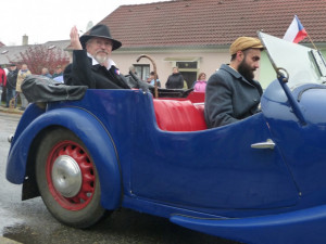 FOTO, VIDEO: Dolní Cerekev dnes navštívil Masaryk. Lidé poslali republice stovku vzkazů