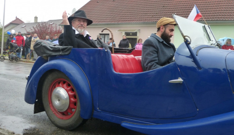 Dolní Cerekev dnes navštívil Masaryk. Lidé poslali republice stovku vzkazů