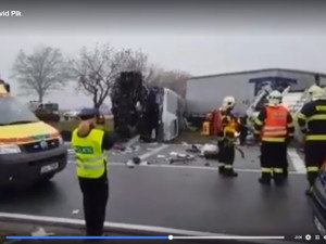 VIDEO: U Věžnice se střetl linkový autobus s tahačem. Zraněno bylo deset lidí, z toho tři vážně
