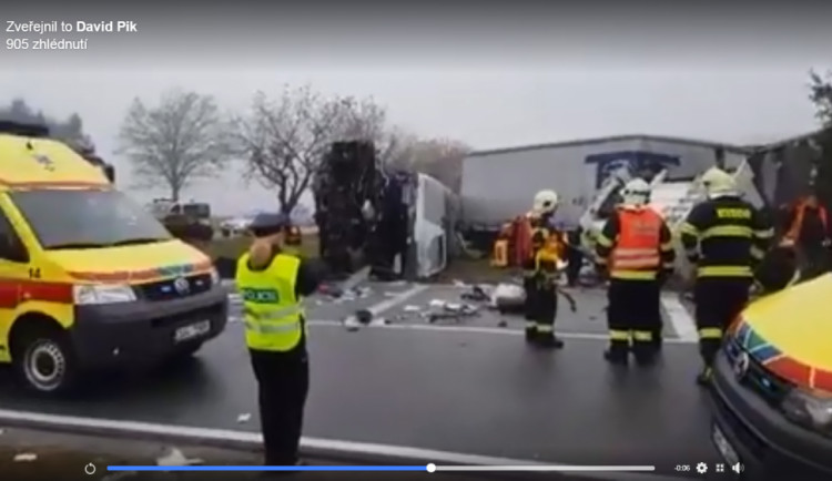 U Věžnice se střetl linkový autobus s tahačem. Zraněno bylo deset lidí, z toho tři vážně