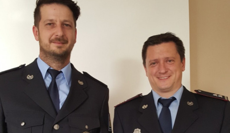 Nezletilý chlapec si podřezal žíly, zachránili ho však dva duchapřítomní policisté