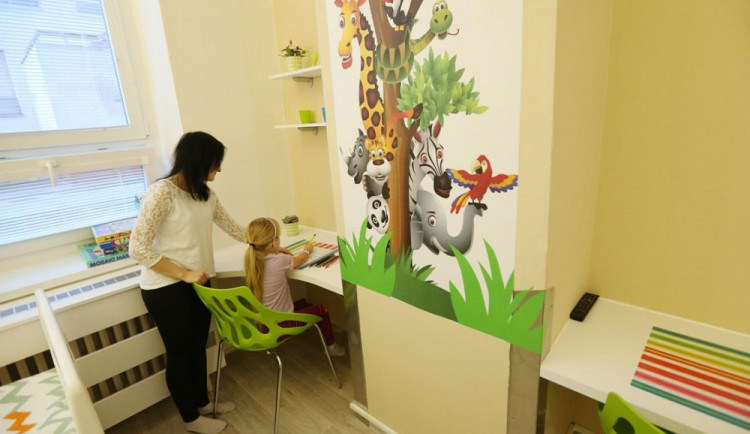 Větší děti v jihlavské nemocnici se budou po operaci uzdravovat v novém zvířecím pokoji