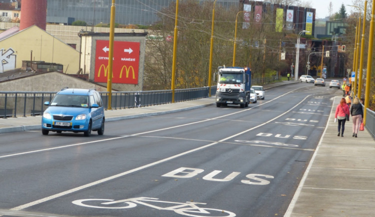 Brněnský most po sedmi měsících oprav zase jezdí. Jak po rekonstrukci vypadá?