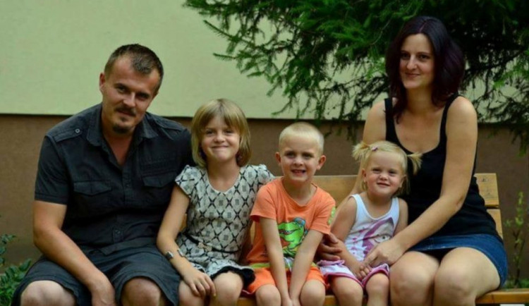 Jana z Měřína postihl nádor tlustého střeva, nemocí trpí i dcera Lucka. Jsou i horší příběhy než je ten náš, říká rodina