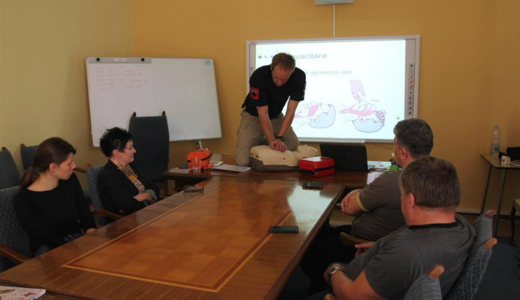 Jihlava koupila pro případ první pomoci dva snadno použitelné defibrilátory