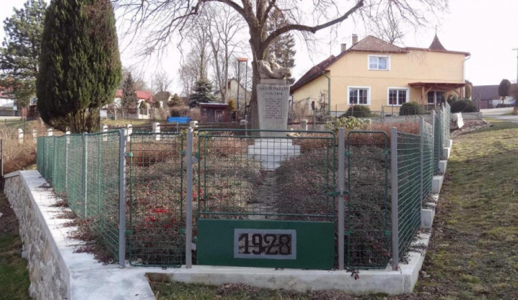 Pomník v Rodinově na Pelhřimovsku