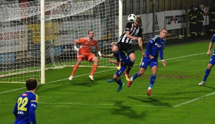 Bitvu o čelo druhé ligy zvládli lépe České Budějovice. Vysočina je po prohře 2:0 o skóre druhá