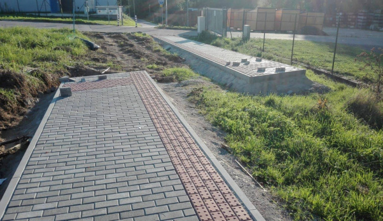 V Hruškových Dvorech mají zvláštní nový chodník. Jeho části na sebe nenavazují