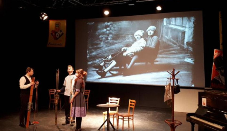 FOTO: Jihlavští středoškoláci ukázali, jak se lidé před sto lety bavili a kam chodili sportovat