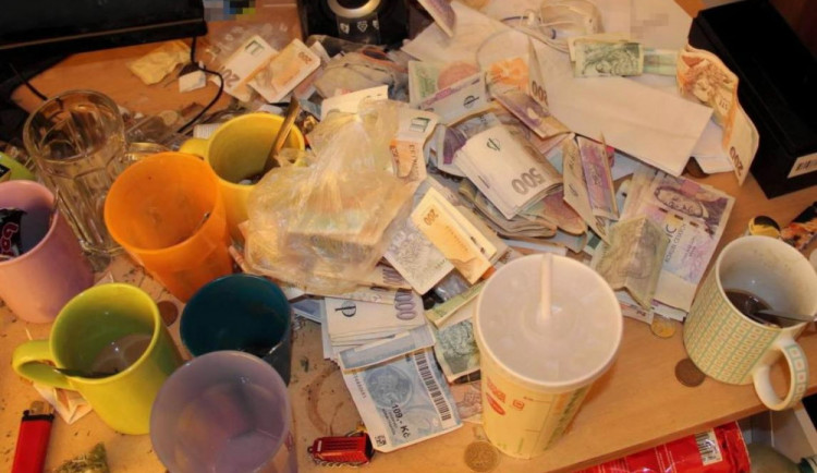 Policie odhalila síť čtyřiadvaceti dealerů drog. Hlavnímu z nich hrozí desetiletý trest