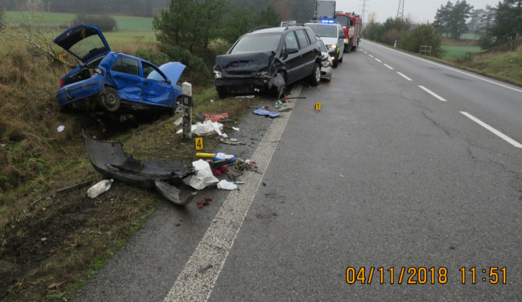 Devatenáctiletý řidič nezvládl vysokou rychlost a dostal smyk. Naboural policejní auto, tři muži se zranili